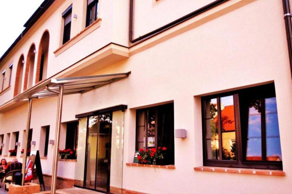 Hotel-Restaurant-Vinothek Felix Sommer Auersthal Εξωτερικό φωτογραφία